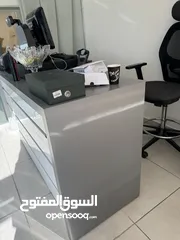  2 كاونتر خشب 4 قطع وكرسي للبيع