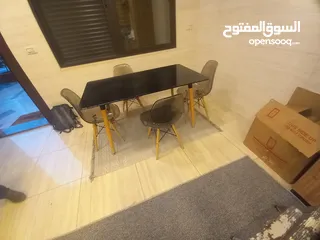  1 طاوله سفره بحاله جيده جدا للبيع الموقع عمان الجبيهه اربع كراسي الطاوله