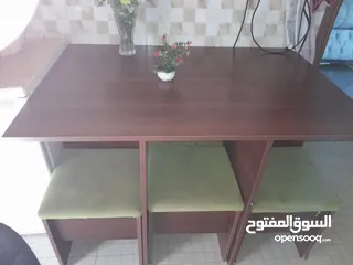  2 طاوله بحاله جيده جدا مع 6 كراسي