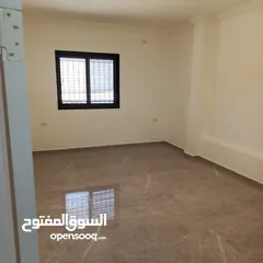  23 للبيع في عابود شاليه مساحة واسعة