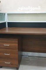  6 طاوله مكتبيه نظيفه جدا مع درج