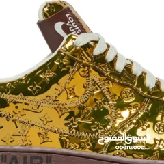  4 ￼  هذا حذاء رياضي من طراز Louis Vuitton x Nike Air Force 1 Low باللون الذهبي المعدني.   (حبة نادرة)