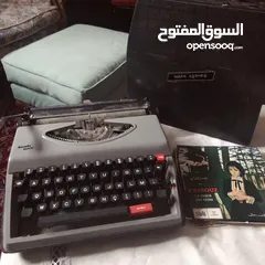  1 الة كاتبة قديمة typewriter