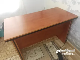  1 طاولة مكتب بحالة ممتازة للبيع