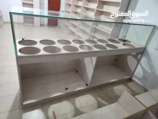  6 ديكور محمص شبه جديد مع رفوف وباترينه 2 متر وكراسي مكتب كلف تفصيل 15 الف شيكل البيع بسبب السفر بسعر ح