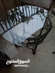  2 اثاث منزلي لخارج البيت أو للشرفه أو ترس خارجي  مكون من طاوله حديد و 2 كرسي حديد مشغول بحاله جيده جدا