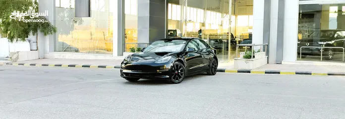 2 تيسلا 2023 model 3 فحص كامل اوتوسكور لون اسود ملوكي داخلي ابيض بحالة الوكالة للبيع بسعر لقطة ومحرووق