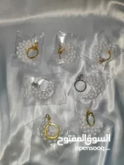 28 ميداليات واساور وتوزيعات أعراس وحقائب من الخرز