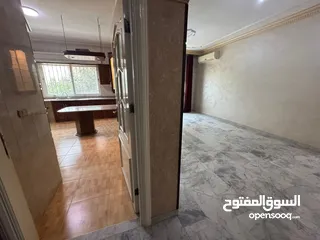  10 شقه طابق اول 190 متر خلف سوق السلطان