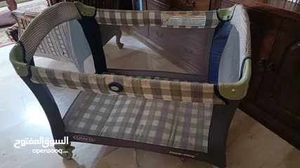 3 سرير اطفال خشب وكراجة وكار سيت للبيع