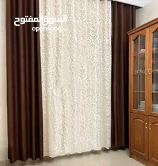  3 طقم كنبايات 7 مقاعد مع بوفيه خشبي أنيق مع طقم طاولات، 3 برادي، ثريتين، سجادة.