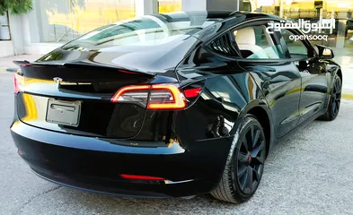  26 تيسلا 2023 model 3 فحص كامل اوتوسكور لون اسود ملوكي داخلي ابيض بحالة الوكالة بسعر لقطة ومحروووق