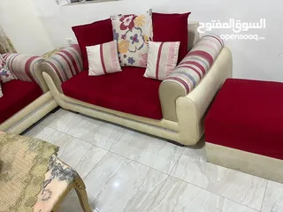  1 طقم جلوس تفصيل  للبيع خشب ثقيل مقاعد دانلوب  قماش  شامواه وجلد اللون احمر وبيج