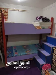  4 سرير أطفال طابقين مع درج فيه كبتات