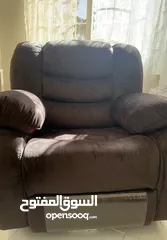  2 ريكلاينر بني مستعمل نظيف بحاجة لفصلات للبيع
