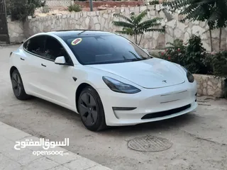  1 تسلا مودل 3 مع الرقم أو بدون