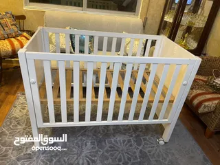  4 تخت اطفال ايكيا ابيض جديد يطول 124 العرض 65 الارتفاع 95 وبيرتفع وبنزل حسب عمر طفل وبفتح من جهة الام