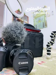  2 كاميرا كانون 250D شبه جديد مع شنطة واضاءة ومايك و ستاند بسعر 2000 قابل للتفاوض