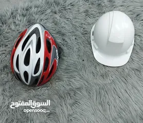  4 أكسسوارات وخوذ للبيع