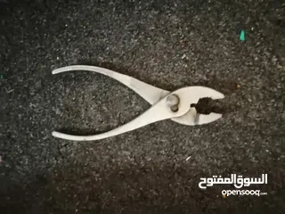  9 عدة للبيع او البدل المعروض ويوجد غير معروضة..