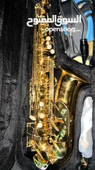  1 ساكسوفون طقريبا جديد بحالة ممتازه مع ستاند و ستراب  Alto Saxophone like new in excellent condition