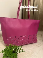  2 توتي bag اشتريتها وبدي بيعها لونها bink توصيل مجاني