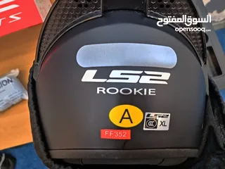  2 خوذت LS2   حجم XL  الون كاتم  جديده مع مستلزمات 3 اقنعه للوجه مع ستاند للكمره وجوال. وعلاقه للخوذه