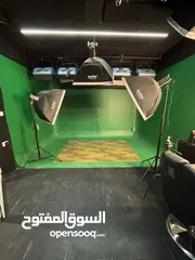 1 استوديو تصوير كروما خضراء مع خلفيات وايضا مكان بودكاست للضمان او للبيع لغايات السفر