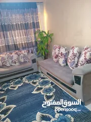  2 كنب مع سجادة وبرداية وشجرة زينة