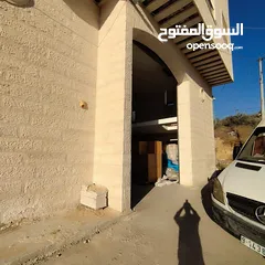  5 مخزن بمساحة 200 متر للبيع في واد القف