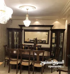  1 طاوله سفره 8 كراسي مع بوفيه ومرايه وفضيات عدد2
