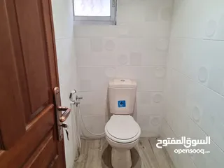  11 محل تجاري للايجار بالقرب من وسط البلد في مدينة الخليل مع واجهة بارزة على الشارع الرئيسي