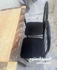  3 طاولة بسطح ستانليس ستيل مع 4 كراسي حديد – بحالة جيدة!