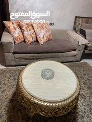  2 كنبايتين بحاله ممتازه وطاوله جديده وبتجنن وعلواقع احلى