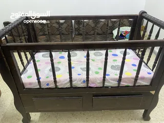  1 تخت بيبي كبير خشب زان للبيع