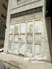  2 محل عظم في منطقة المعاجين على الشارع الرئيسي بالقرب من الصوالحي ماركت على مفترق طرق