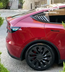  7 تيسلا Y 2022 performance لون خمري مميزة داخلي ابيض الاداء العالي دفع رباعي وبسعر مغري جداً جمرك جديد