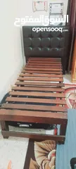  1 تخت مفرد بحالة ممتازة مع الخزانة