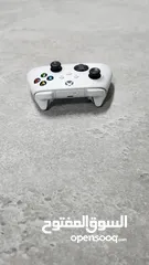  4 جهاز xbox series s اصليه مع يدتين اصليات وحده بلون ابيض واخرى بلون احمر
