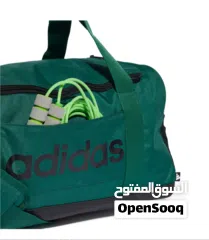  6 حقيبة دافل لينير بحجم صغير من  اديداس لون اخضر مع قنينة بيرفورمنس لون اسود مجاناً