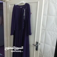  1 فستان جديد و على الجنب شال شيفون ملتصق فيه و الفستان كله شيفون كلوش