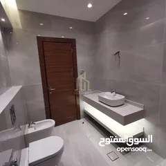  2 في أجمل مناطق طريق المطار خلف المدارس العالميه شقة أرضيه 290م بتشطيب راقي/ ref 9493