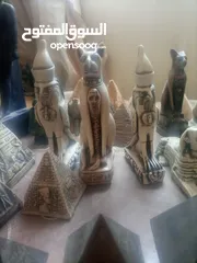  2 اهرامات وتحف ومجسمات