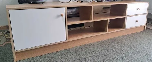  10 طاولة تلفزيون بلون أبيض وخشبي بتخطف الأنظار! المقاس 160*30*40 سم تصميم مودرن وعصري