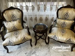  1 كرسيين مع طاولة مدورة صغيرة  بحالة ممتازة