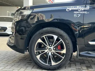  17 Toyota Land Cruiser VXS FULL OPTIONS GCC 2018 with excellent condition and service