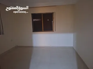 6 شقة شبه ارضية فاخرة مع ساحة خاصة للبيع ، موقع مميز وهادئ