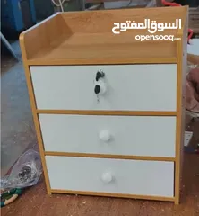  3 كومدينا خشب أنيقة وعملية، 3 جرارات ودرج علوي فيه قفل عشان تحفظ أغراضك الخاصة بأمان!