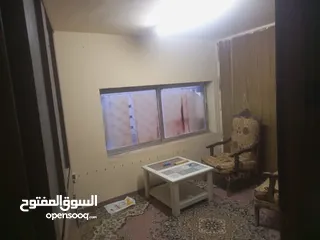  9 مخازن عدد اثنين للبيع  مساحه كل واحد 48 وسده 45 يعني 90 متر للاستفسار ويصلح صناعي وغذاىي الموقع اهل
