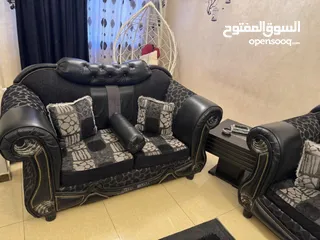  2 طقم كنب بحاله ممتازة شبه جديد مع طاولات وبرادي